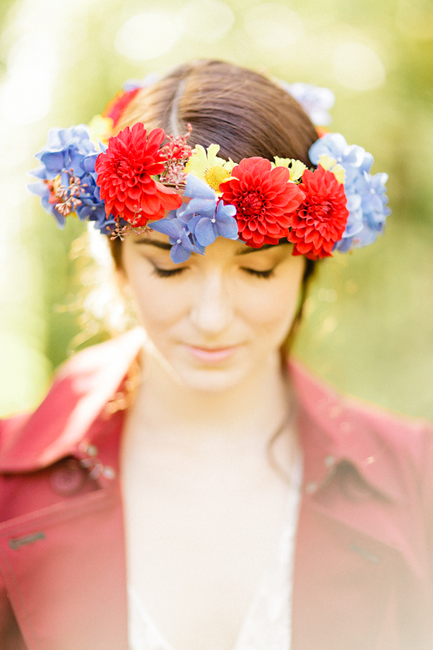 ©Xavier Navarro - Shooting inspiration - Mariage rustique rouge, bleu, jaune - La mariée aux pieds nus