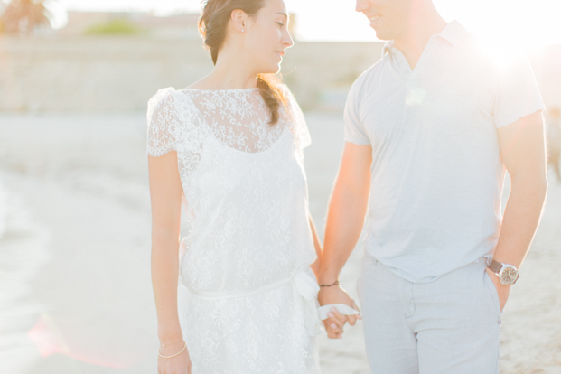 ©ingridlepan.com - Une seance engagement sur la plage - robe Christina Sfez - La mariee aux pieds nus