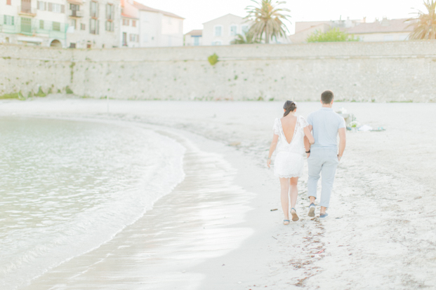 ©ingridlepan.com - Une seance engagement sur la plage - robe Christina Sfez - La mariee aux pieds nus