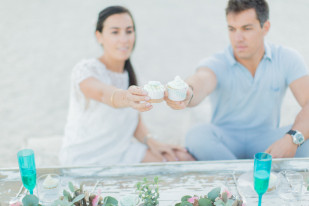 ©ingridlepan.com - Une seance engagement sur la plage - robe Christina Sfez - La mariee aux pieds nus