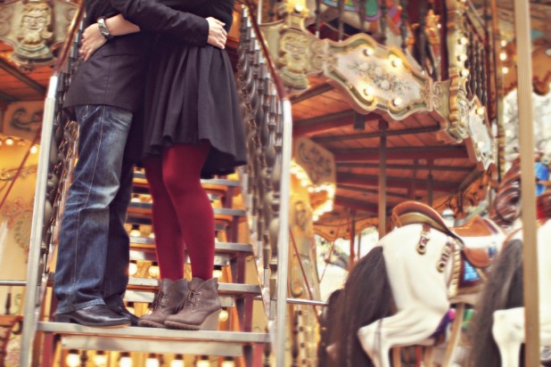 paulinefphotography-seance-photo-couple-paris-la-mariee-aux-pieds-nus