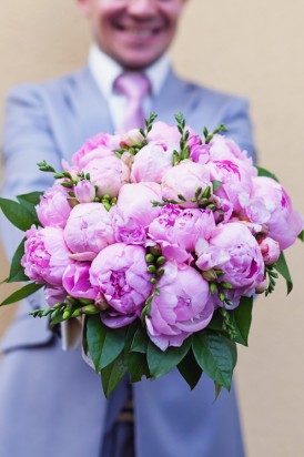 vrai-mariage-caroline-vidal-la-mariee-aux-pieds-nus-bouquet-pivoines