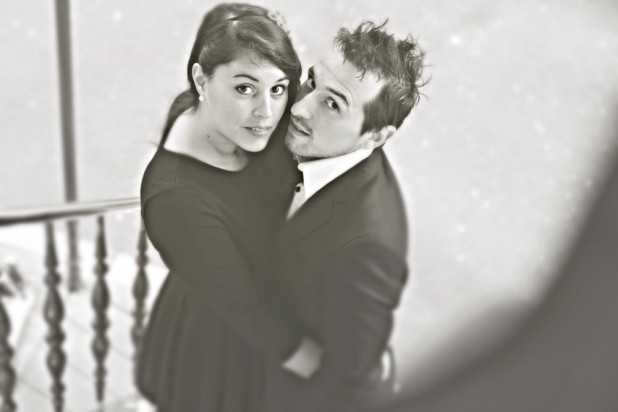 paulinefphotography-seance-photo-couple-paris-la-mariee-aux-pieds-nus