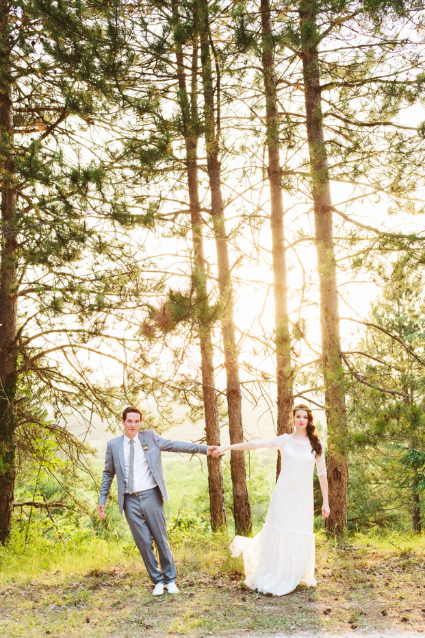 ©Pierre Atelier - Un mariage guinguette et colore - La mariee aux pieds nus