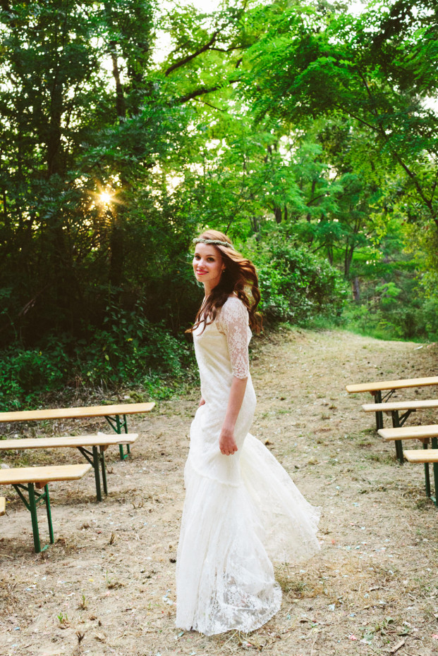 ©Pierre Atelier - Un mariage guinguette et colore - La mariee aux pieds nus