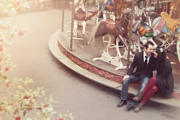 paulinefphotography-seance-photo-couple-paris-la-mariee-aux-pieds-nus