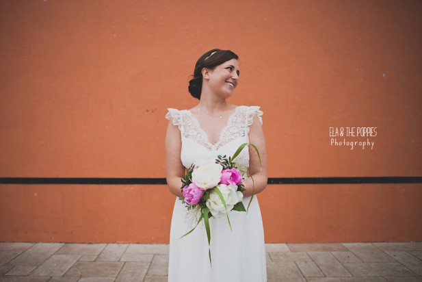 ©Ela and the Poppies - Mariage colore au Pays Basque - La mariee aux pieds nus