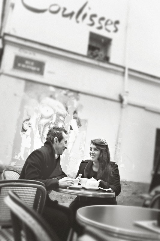 paulinefphotography-seance-photo-couple-paris-la-mariee-aux-pieds-nus