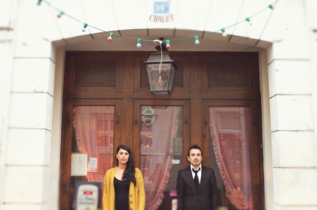 paulinefphotography-seance-photo-couple-paris-la-mariee-aux-pieds-nus