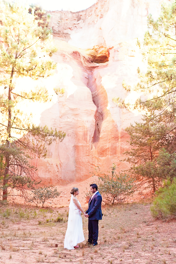 ©Caroline Vidal / séance photo après le mariage dans les carrières d'ocre