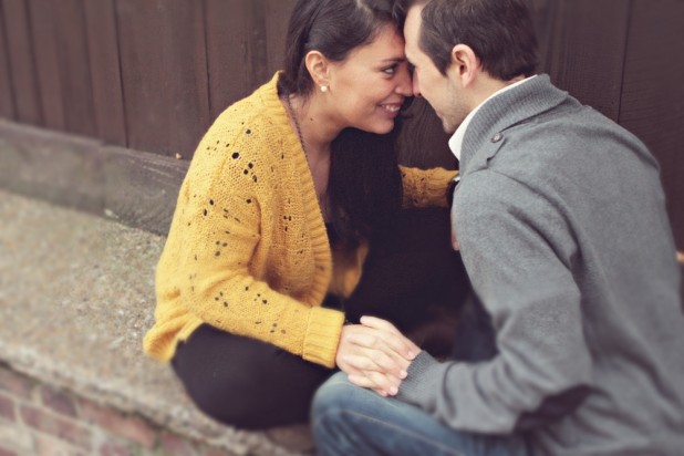 paulinefphotography-seance-photo-couple-paris-la-mariee-aux-pieds-nus