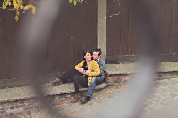 paulinefphotography-seance-photo-couple-paris-la-mariee-aux-pieds-nus