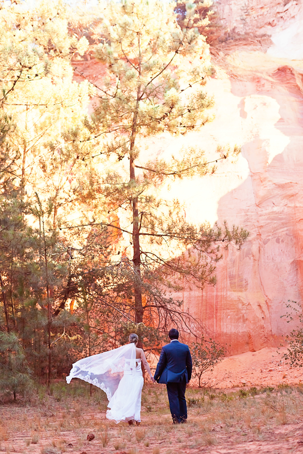 ©Caroline Vidal / séance photo après le mariage dans les carrières d'ocre