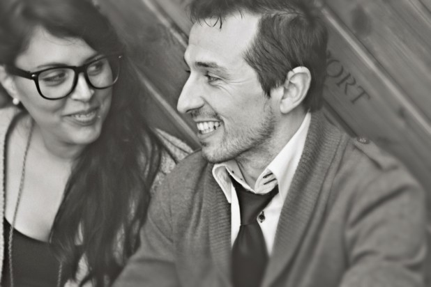 paulinefphotography-seance-photo-couple-paris-la-mariee-aux-pieds-nus