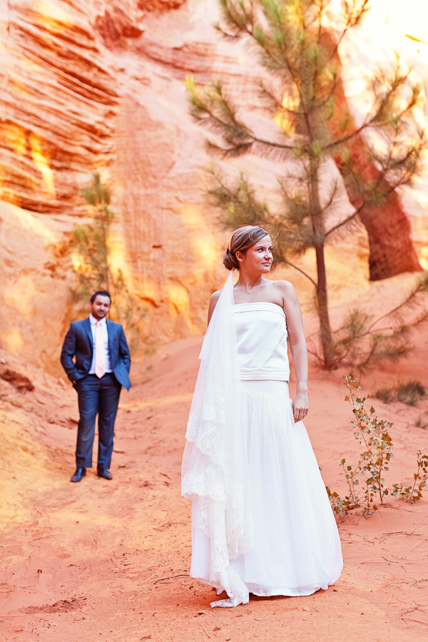 ©Caroline Vidal / séance photo après le mariage dans les carrières d'ocre