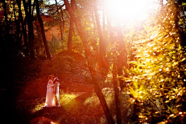 apres-le-mariage-caroline-vidal-la-mariee-aux-pieds-nus ©Caroline Vidal / séance photo après le mariage dans les carrières d'ocre