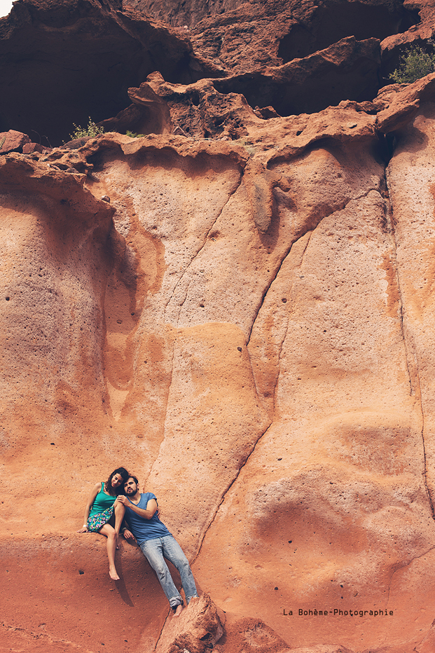 ©La Boheme Photographie - Seance engagement dans le desert - La mariee aux pieds nus