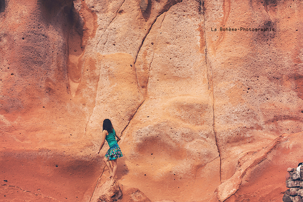 ©La Boheme Photographie - Seance engagement dans le desert - La mariee aux pieds nus