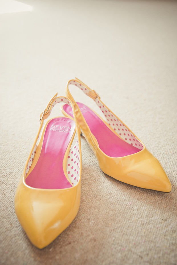 ©Eve-Hilaire-Photographies - mariage en jaune et rose - La mariee aux pieds nus