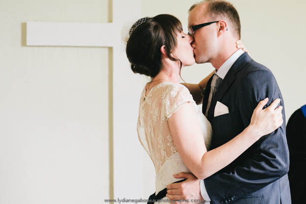 ©Lydiane Gaborieau - Un mariage champêtre - La mariee aux pieds nus