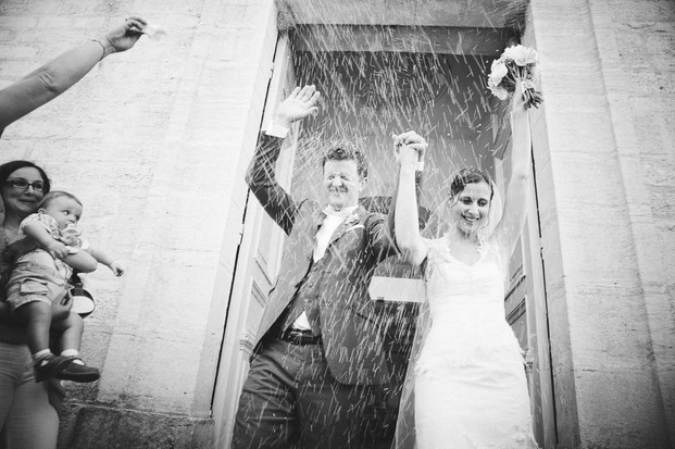 ©Eve-Hilaire-Photographies - mariage en jaune et rose - La mariee aux pieds nus
