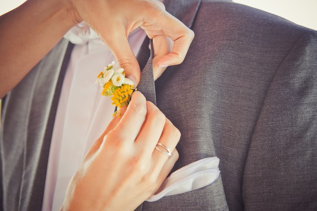 ©Eve-Hilaire-Photographies - mariage en jaune et rose - La mariee aux pieds nus