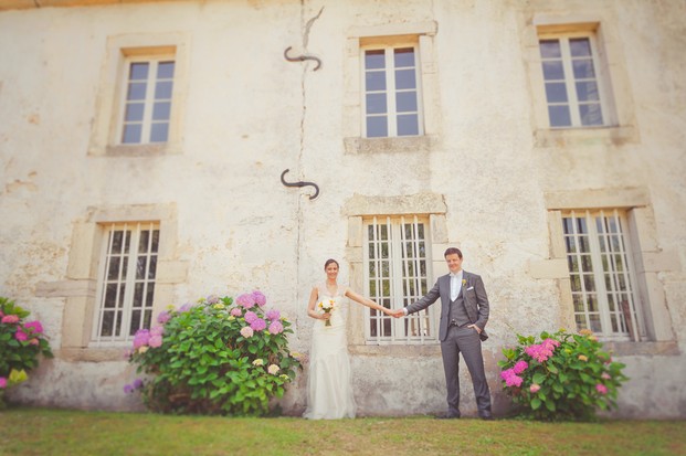 ©Eve-Hilaire-Photographies - mariage en jaune et rose - La mariee aux pieds nus