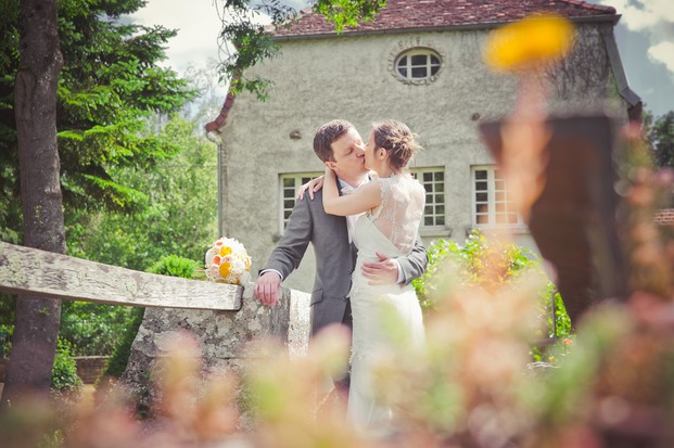 ©Eve-Hilaire-Photographies - mariage en jaune et rose - La mariee aux pieds nus