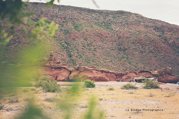 ©La Boheme Photographie - Seance engagement dans le desert - La mariee aux pieds nus