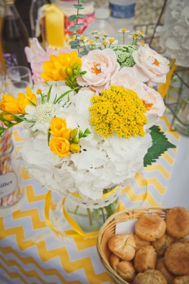 ©Eve-Hilaire-Photographies - mariage en jaune et rose - La mariee aux pieds nus