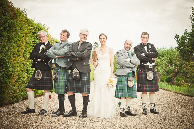 ©Eve-Hilaire-Photographies - mariage en jaune et rose - La mariee aux pieds nus