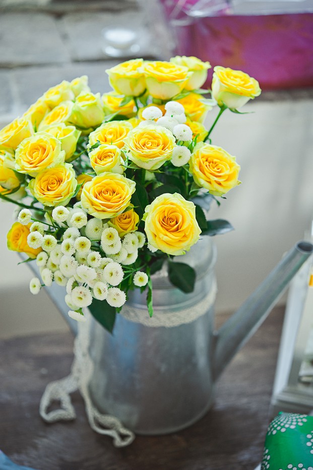 ©Eve-Hilaire-Photographies - mariage en jaune et rose - La mariee aux pieds nus