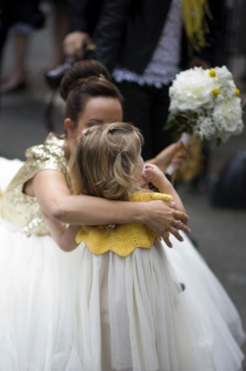 vrai-mariage-jaune-noir-la-mariee-aux-pieds-nus