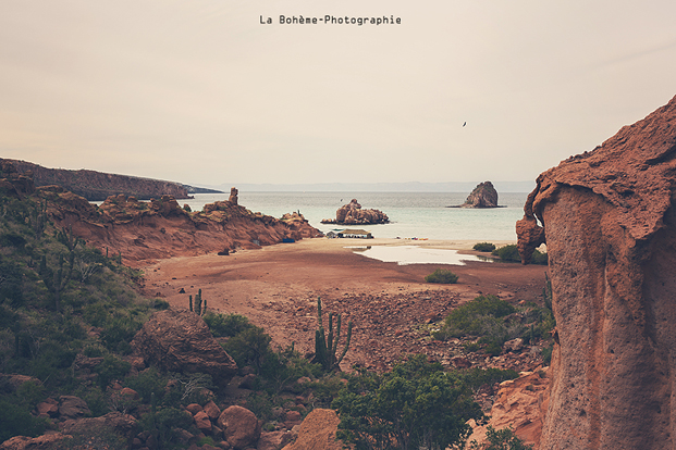 ©La Boheme Photographie - Seance engagement dans le desert - La mariee aux pieds nus