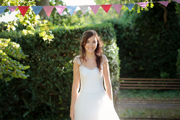 ©Elodie Chabrier - Mariage au Château de Portaberaud - La mariee aux pieds nus