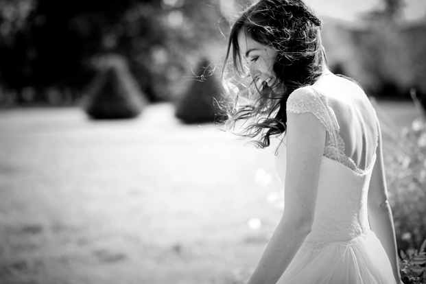 ©Elodie Chabrier - Mariage au Château de Portaberaud - La mariee aux pieds nus