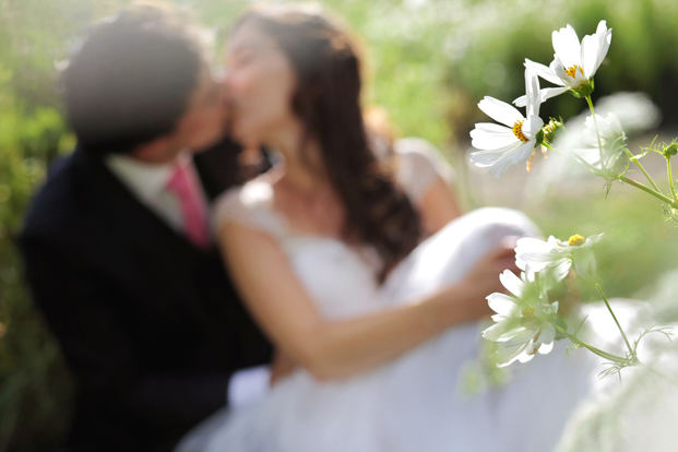 ©Elodie Chabrier - Mariage au Château de Portaberaud - La mariee aux pieds nus