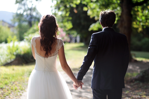 ©Elodie Chabrier - Mariage au Château de Portaberaud - La mariee aux pieds nus