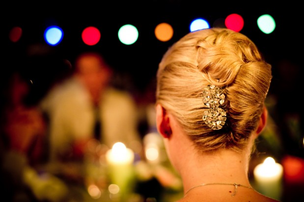 vrai-mariage-sages-comme-des-images-la-mariee-aux-pieds-nus-chignon-mariee