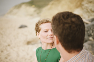 ©Pretty Days - Une seance engagement sur une plage du Pays Basque - La mariee aux pieds nus