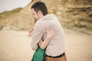 ©Pretty Days - Une seance engagement sur une plage du Pays Basque - La mariee aux pieds nus