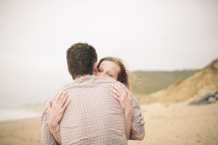 ©Pretty Days - Une seance engagement sur une plage du Pays Basque - La mariee aux pieds nus