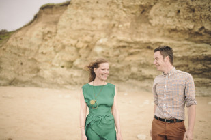 ©Pretty Days - Une seance engagement sur une plage du Pays Basque - La mariee aux pieds nus