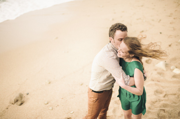 ©Pretty Days - Une seance engagement sur une plage du Pays Basque - La mariee aux pieds nus