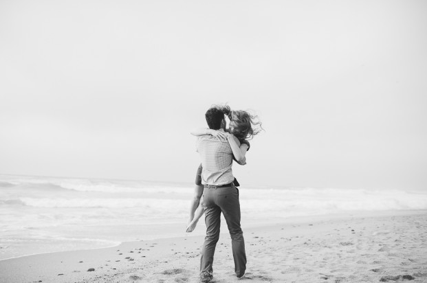 ©Pretty Days - Une seance engagement sur une plage du Pays Basque - La mariee aux pieds nus