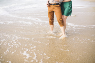 ©Pretty Days - Une seance engagement sur une plage du Pays Basque - La mariee aux pieds nus