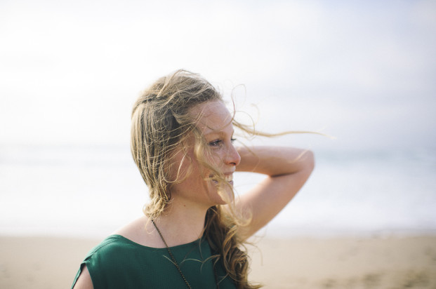 ©Pretty Days - Une seance engagement sur une plage du Pays Basque - La mariee aux pieds nus