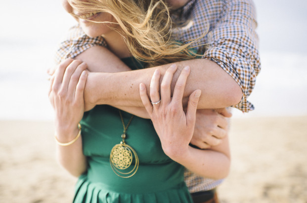 ©Pretty Days - Une seance engagement sur une plage du Pays Basque - La mariee aux pieds nus