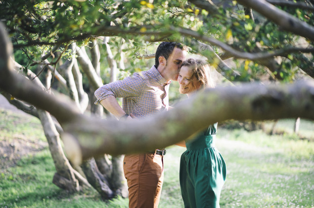 ©Pretty Days - Une seance engagement sur une plage du Pays Basque - La mariee aux pieds nus