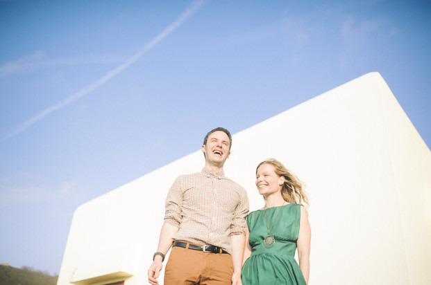 ©Pretty Days - Une seance engagement sur une plage du Pays Basque - La mariee aux pieds nus